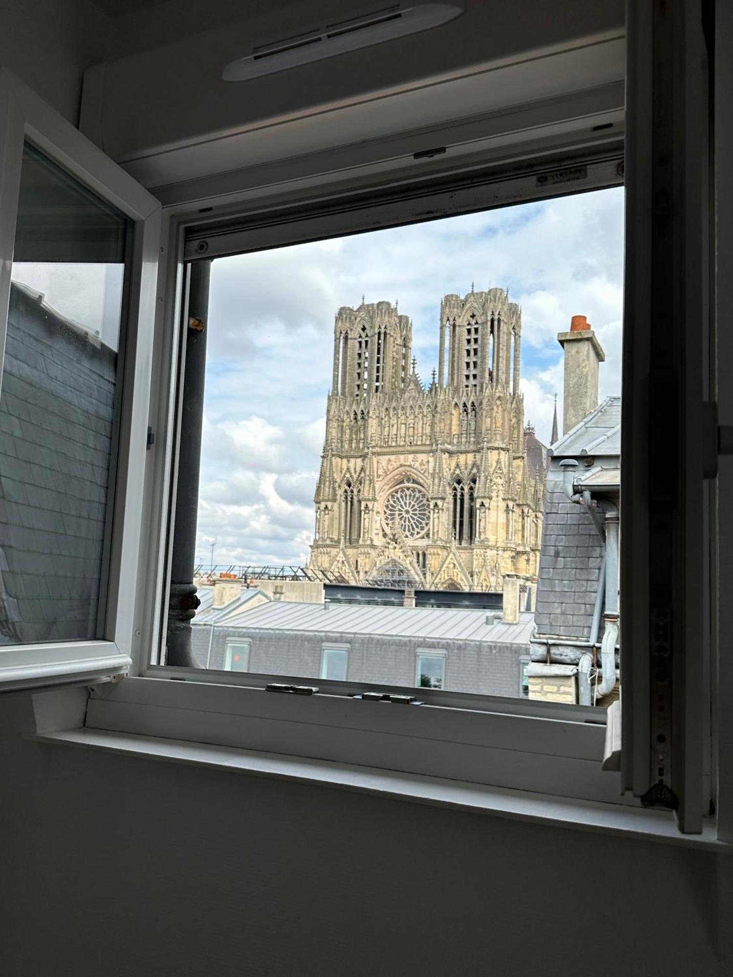 Faro, Vue Sur La Cathedrale Apartment Reims Exterior photo